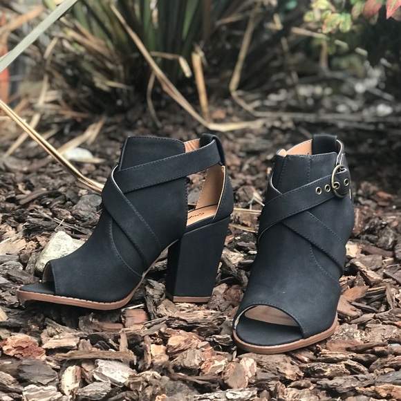 Black peep toe criss cross strap booties w buckle - Picture 6 of 8